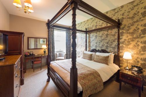 贝斯特韦斯特王冠酒店客房内的一张或多张床位