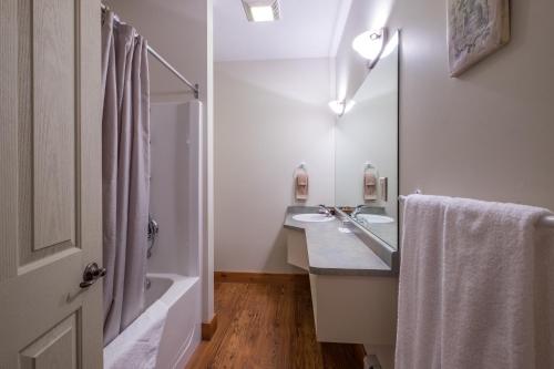 莱迪史密斯几维湾山林小屋的白色的浴室设有水槽和淋浴。