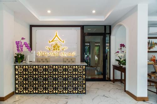 清迈Villa Thai Orchid (adult only)的酒店大堂,墙上有标志