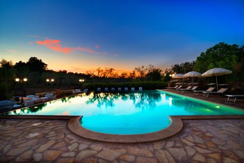 奥特朗托Torre Pinta的一座享有日落美景的大型游泳池