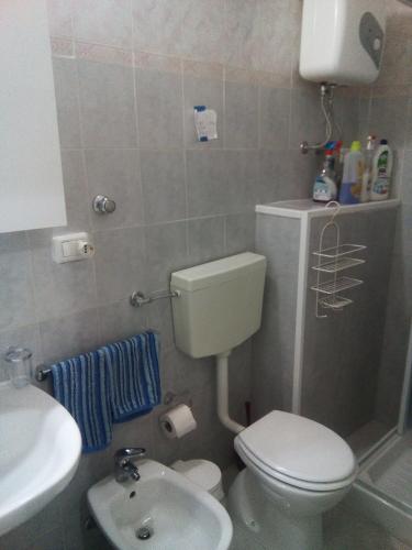 卡塔尼亚Casa del vico的一间带卫生间和水槽的小浴室