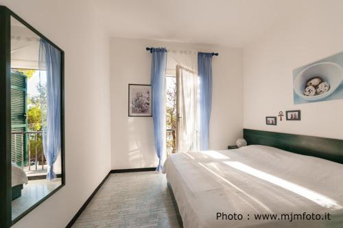 弗拉穆拉Cinqueterre National Park Sea view的一间卧室配有一张床和一面大镜子