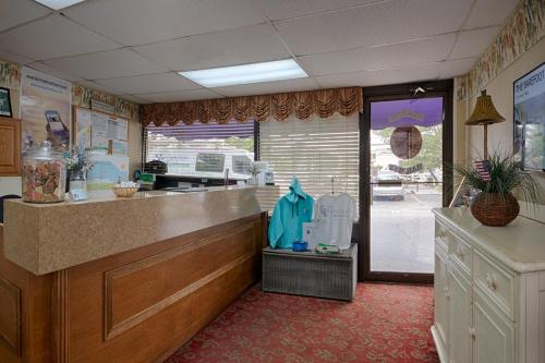 大洋城赤脚邮递员旅馆的一间在房间内有柜台的餐厅