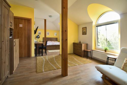 利托米什尔penzion LILIE的客厅设有床和窗户