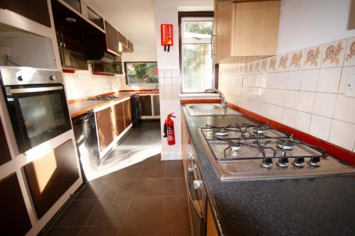 伦敦Hill Crescent的厨房配有炉灶和水槽。