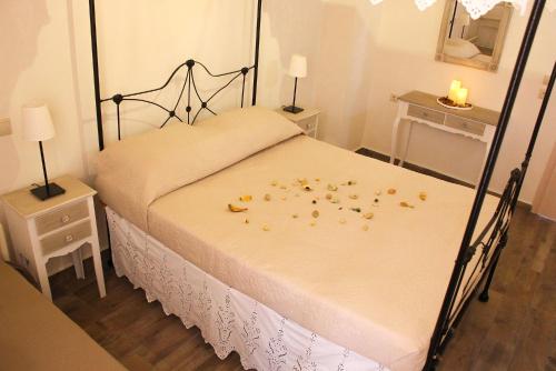 哈尔基岛Kleanthe的一间卧室,床上放着鲜花