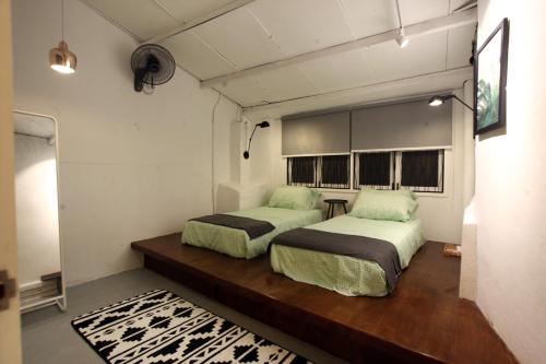 乔治市松松海滩街公寓的一间卧室配有两张床和镜子