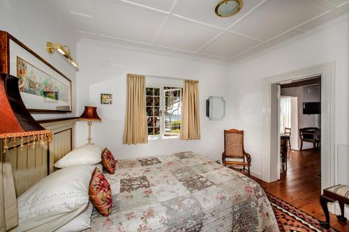 钓鱼镇Salop House的一间卧室设有一张大床和一个窗户。