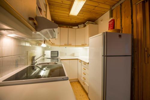 阿卡斯洛姆波罗Hillankukka的厨房配有白色冰箱和水槽