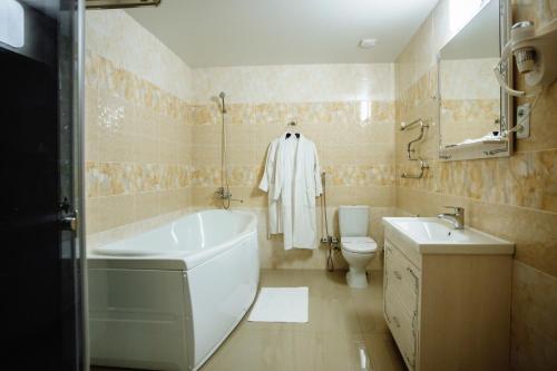 伊兹梅尔Отель БЕССАРАБИЯ的带浴缸、卫生间和盥洗盆的浴室