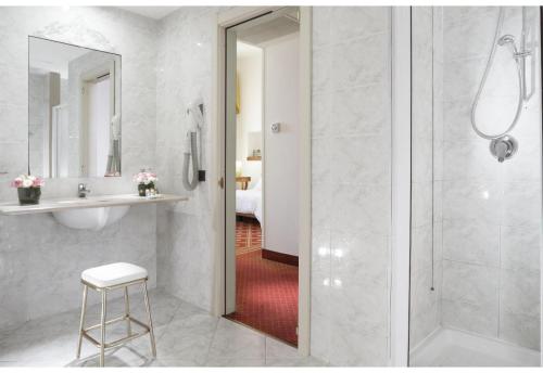 布林迪西阿尔伯格国际大酒店的带淋浴、盥洗盆和镜子的浴室