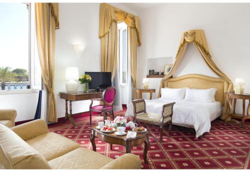 布林迪西阿尔伯格国际大酒店的酒店客房,配有床和沙发