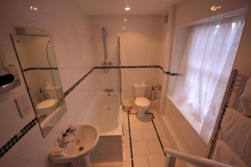 Hovingham卫斯利安酒店的带浴缸、卫生间和盥洗盆的浴室
