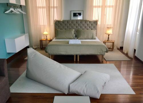 的里雅斯特Pep's Rooms by the sea的一间卧室配有一张特大号床和一个大枕头