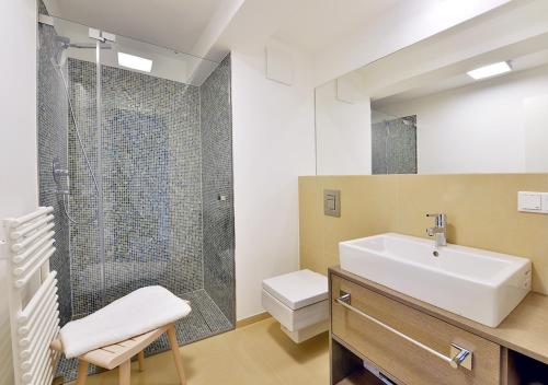 吕根岛多梅罗海滩酒店的一间浴室