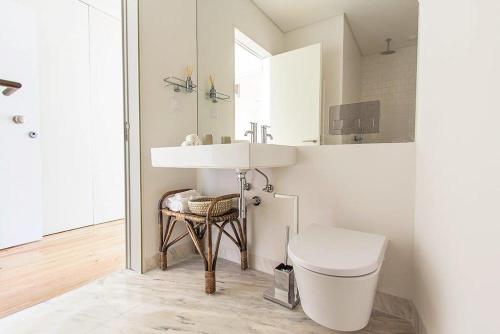 里斯本Luxury T.M. Flat With a View的一间带水槽和卫生间的浴室