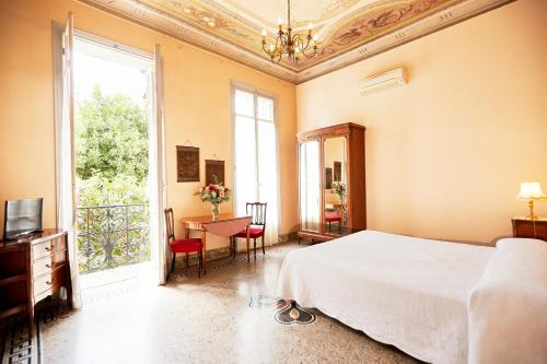 尼斯Résidence La Villa Léonie的一间卧室设有一张床和一个大窗户