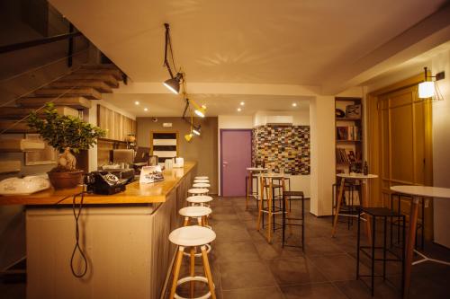 卡塔尼亚艾可旅舍的一间厨房,内设酒吧和凳子
