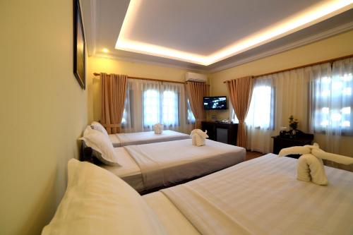 蒲甘蒲甘景观酒店的酒店客房设有两张床和电视。