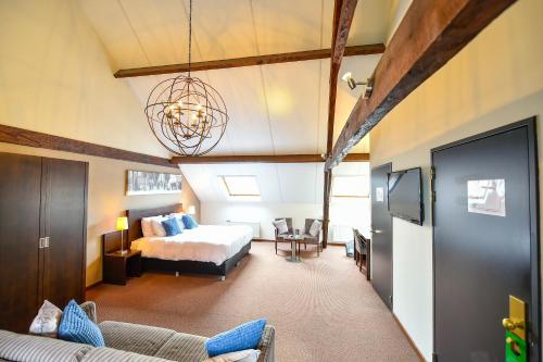 韦尔特木顿酒店的一间卧室配有一张床,并在一间客房内配有电视。