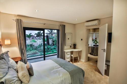 巴利托Sea Dreams Guesthouse的一间卧室设有一张床和一个大窗户