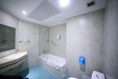 伯利恒Sancta Maria Hotel的浴室配有盥洗盆、卫生间和淋浴。