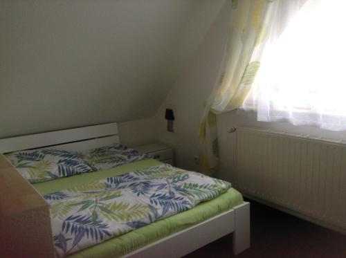 奥拉宁堡Eulennest Oranienburg的一间小卧室,配有床和窗户