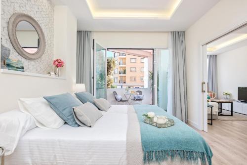 马拉加iloftmalaga Centro Alameda的白色的卧室设有一张大床和一个大窗户