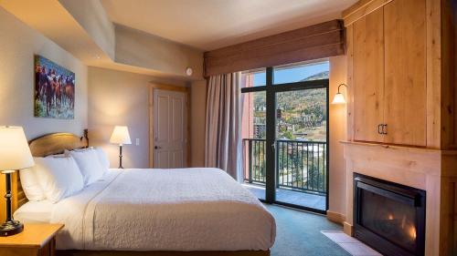 斯廷博特斯普林斯大轮船酒店的一间卧室配有一张床和一个壁炉