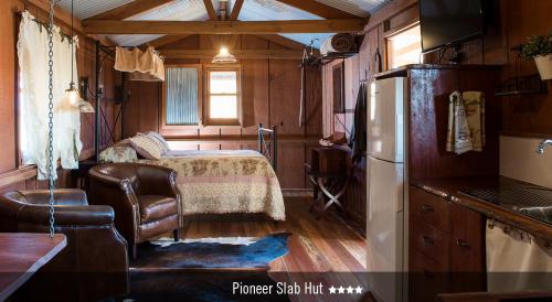 朗里奇盐林山林小屋的带冰箱的厨房和客房内的一张床