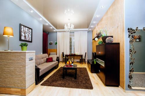 明斯克33 Apartments的客厅配有沙发和桌子