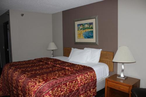 Coratel Inn and Suites Maple Grove客房内的一张或多张床位