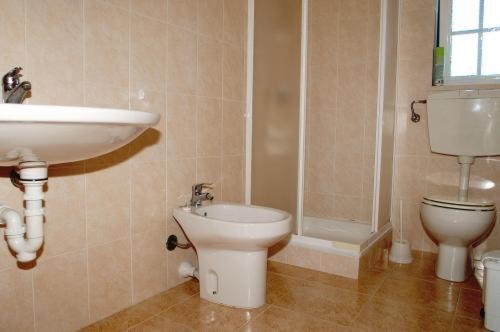 库伊布劳科英布拉露营地/公寓的一间带卫生间和水槽的浴室