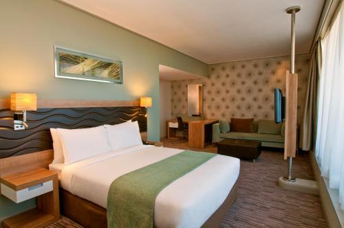 德班Garden Court Umhlanga的酒店客房设有床和客厅。