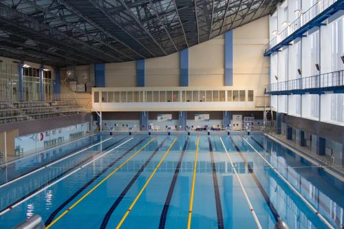 ZarechnyyOrange Club的大型建筑中的大型游泳池