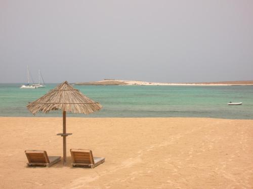 圣玛丽亚Oasis Palmeira的海滩上的两把椅子和一把遮阳伞