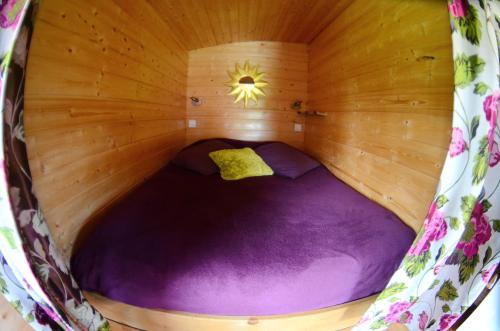 费奎弗洛尔·埃奎安维尔Rosalie的木制桑拿房中的一张小紫色床
