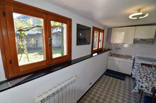 莱万托Lobster Cottage apartment的厨房设有水槽和窗户。