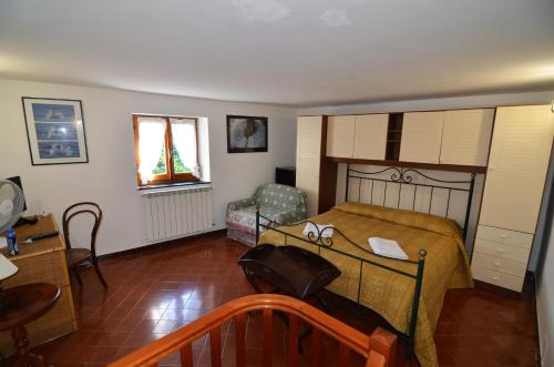 莱万托Lobster Cottage apartment的卧室配有1张床、1张桌子和1把椅子