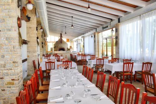 特拉尼Tenuta Lama Gorga的用餐室配有白色的桌子和红色的椅子