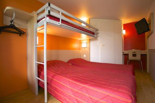 穆瓦朗普瑞米尔格勒诺布尔北莫兰经典酒店的一间卧室配有一张带红色床罩的双层床