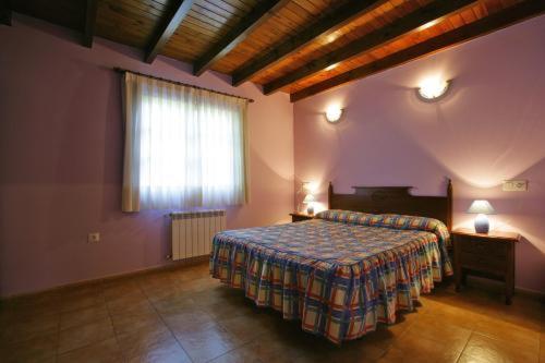 拉加古拉Apartamentos Picu Castiellu的一间设有床铺和窗户的大卧室