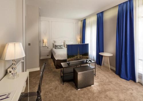 巴黎巴黎伏吉拉尔酒店的酒店客房设有一间带一张床和电视的卧室