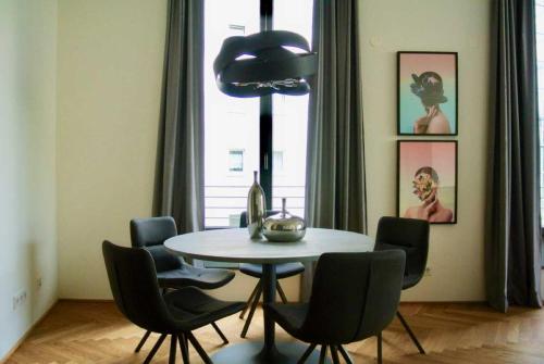 柏林别样特色公寓的一间带桌椅的用餐室