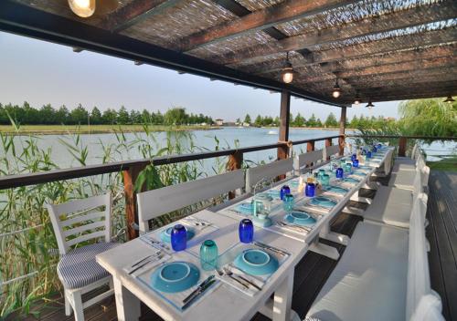 巴尔奇克贝克西拉马高尔夫别墅酒店的河畔一张长桌,上面有蓝色的板子