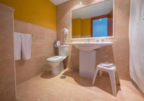 拉克鲁斯入住康科迪亚普拉亚酒店的一间带水槽、卫生间和镜子的浴室
