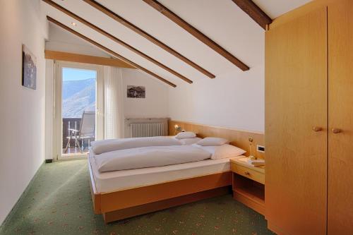 思科纳Appartment Maria的一间卧室设有一张大床和一个窗户。
