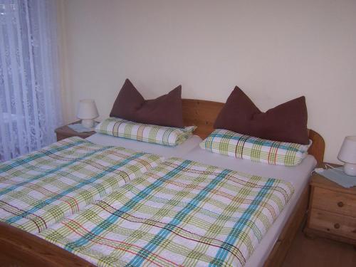 Kattenes卡滕讷斯全景咖啡酒店的一间卧室配有带2个枕头的床