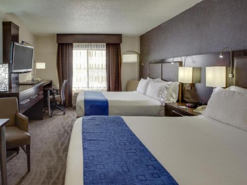 梅多兰兹地区智选假日酒店客房内的一张或多张床位