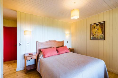皮奇勒姆坎特玛卡瓦尼亚斯度假屋的卧室配有一张大床和两个粉红色枕头